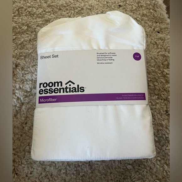 Room Essentials Other - Room Essentials Full Microfiber Sheet Set in White